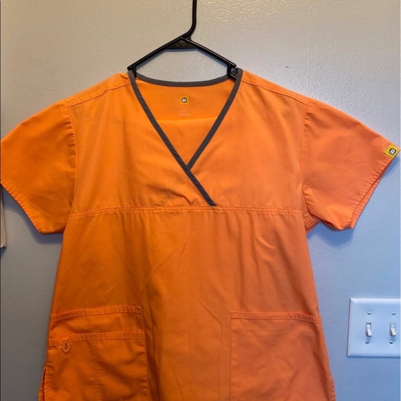 Coral WonderWink scrub set. - Picture 1 of 4